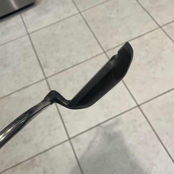 Vintage golf putter by Old master in right hand - Picture 2 of 9